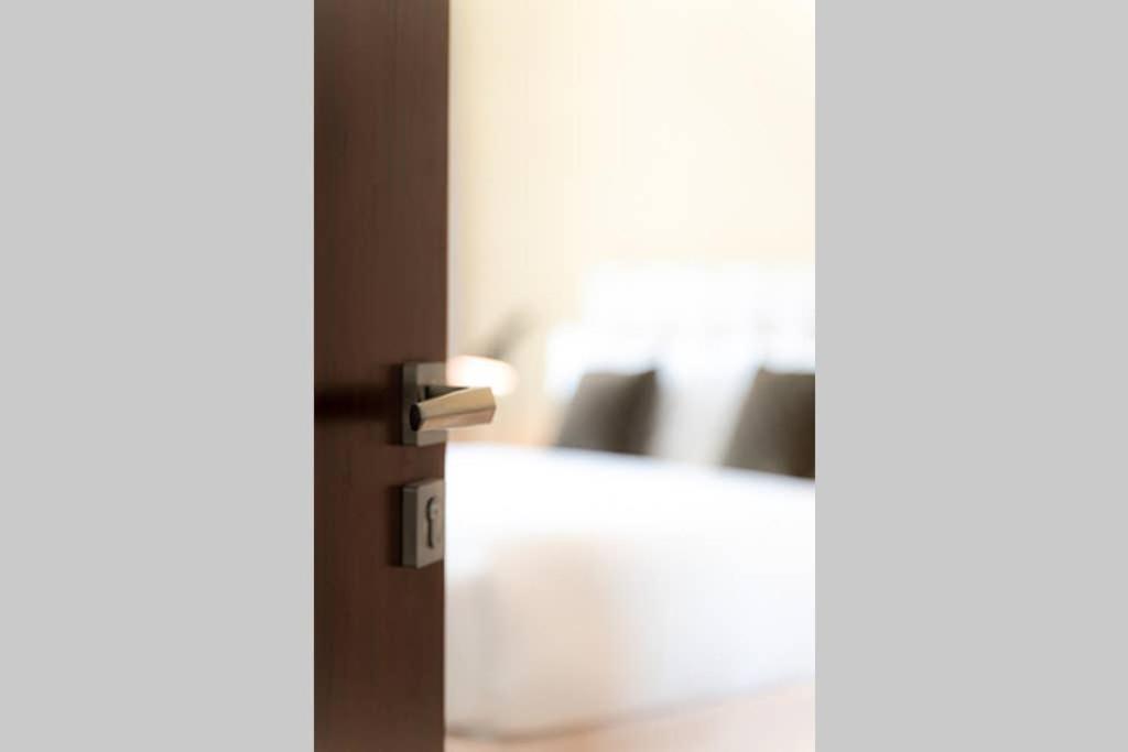 Apartment Full Burj Khalifa View: Atlas Homestays - 03 Bedroom At Burj Vista 5503 Dubai