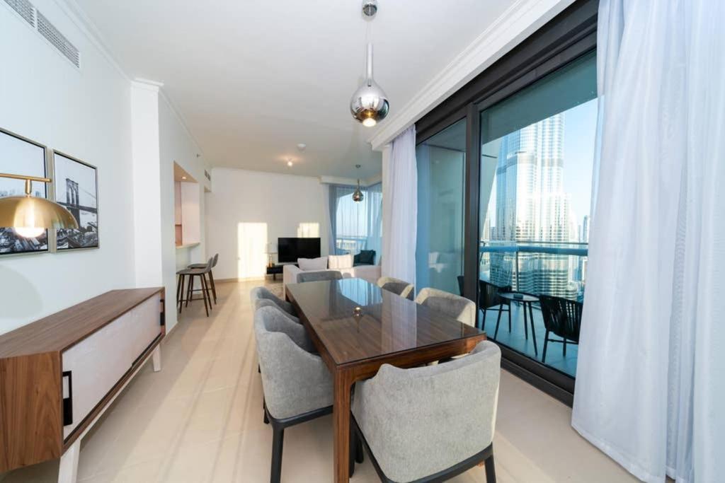 Full Burj Khalifa View: Atlas Homestays - 03 Bedroom At Burj Vista 5503 Apartment Dubai