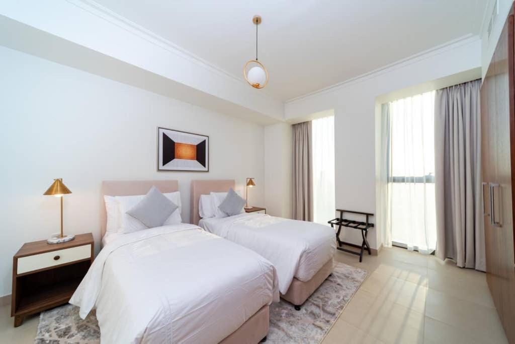 Apartment Full Burj Khalifa View: Atlas Homestays - 03 Bedroom At Burj Vista 5503 Dubai