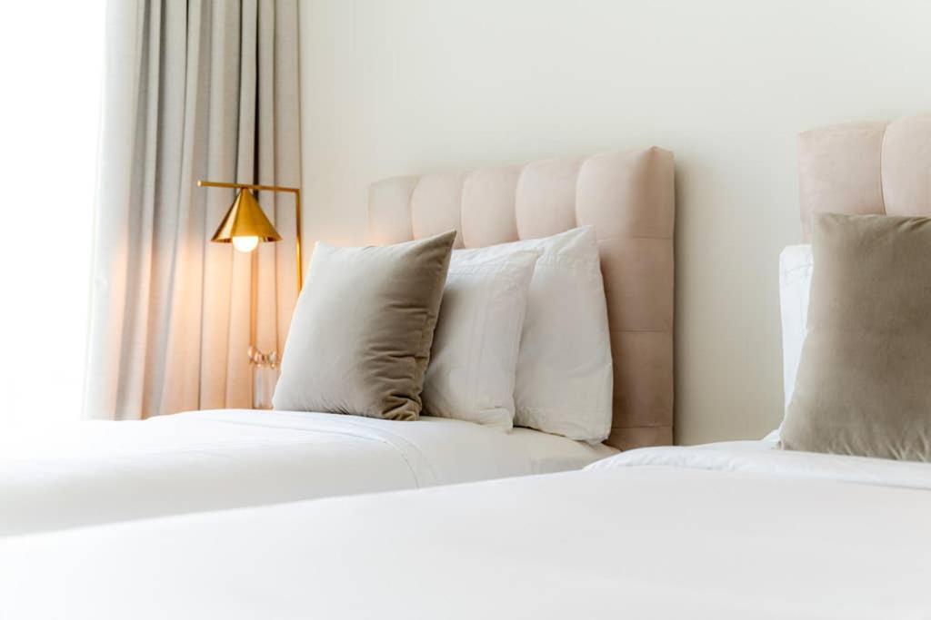 Full Burj Khalifa View: Atlas Homestays - 03 Bedroom At Burj Vista 5503 Apartment Dubai